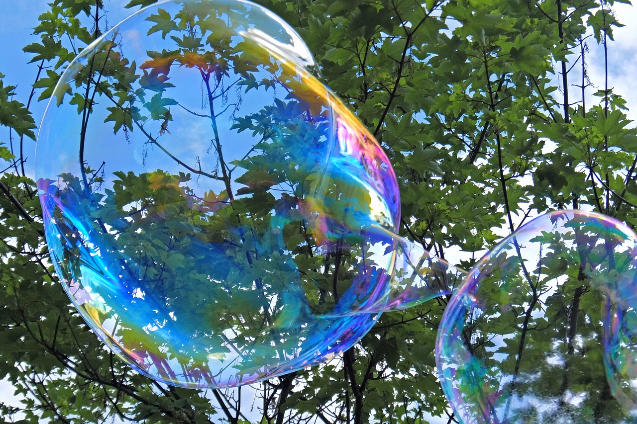 夏日动漫，热血与梦幻的绚烂交织
